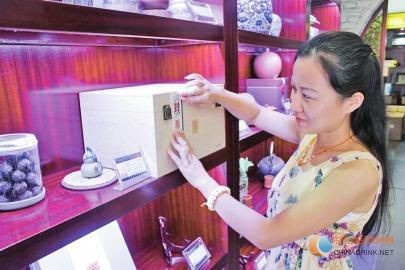 茶行工作人員正在準(zhǔn)備中秋茶禮。